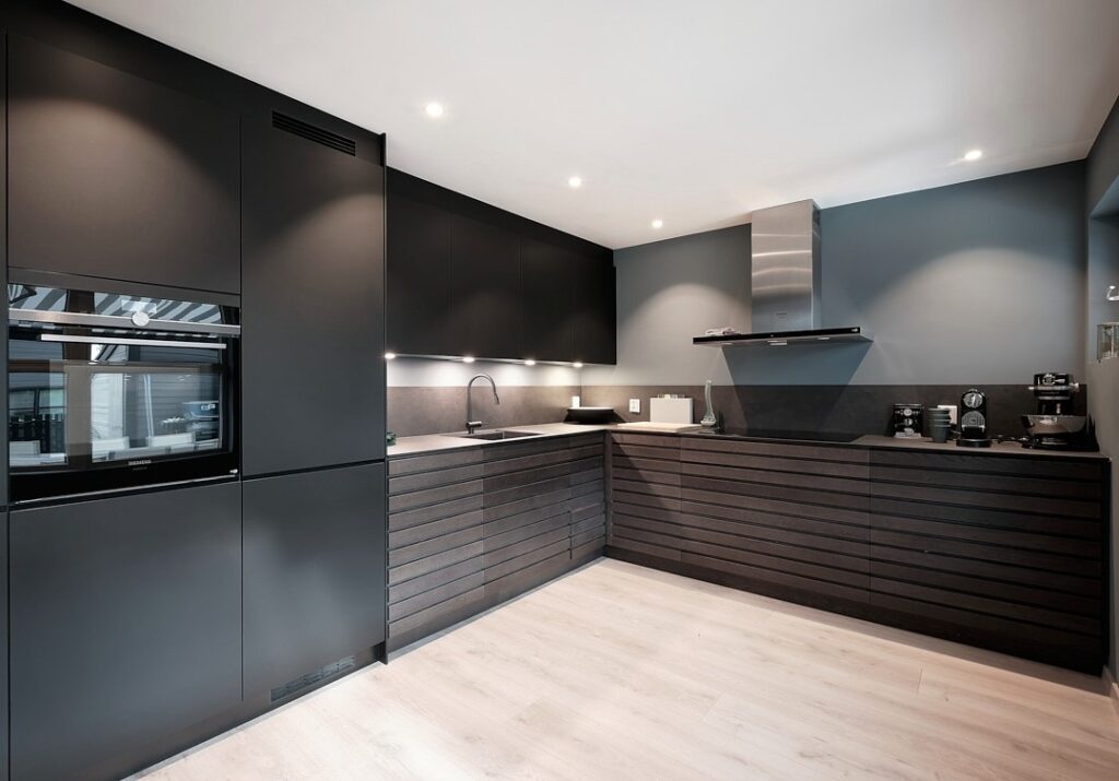 Nytt kjøkken med sort innredning satt opp av MSH Bygg