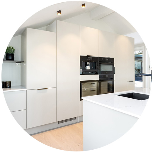 Kjøkkeninnredning i hvitt med sorte hvitevarer - MSH Bygg